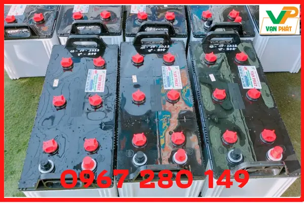 bình ắc quy nước cần kiểm tra nước định kỳ trước khi sạc lại ắc quy