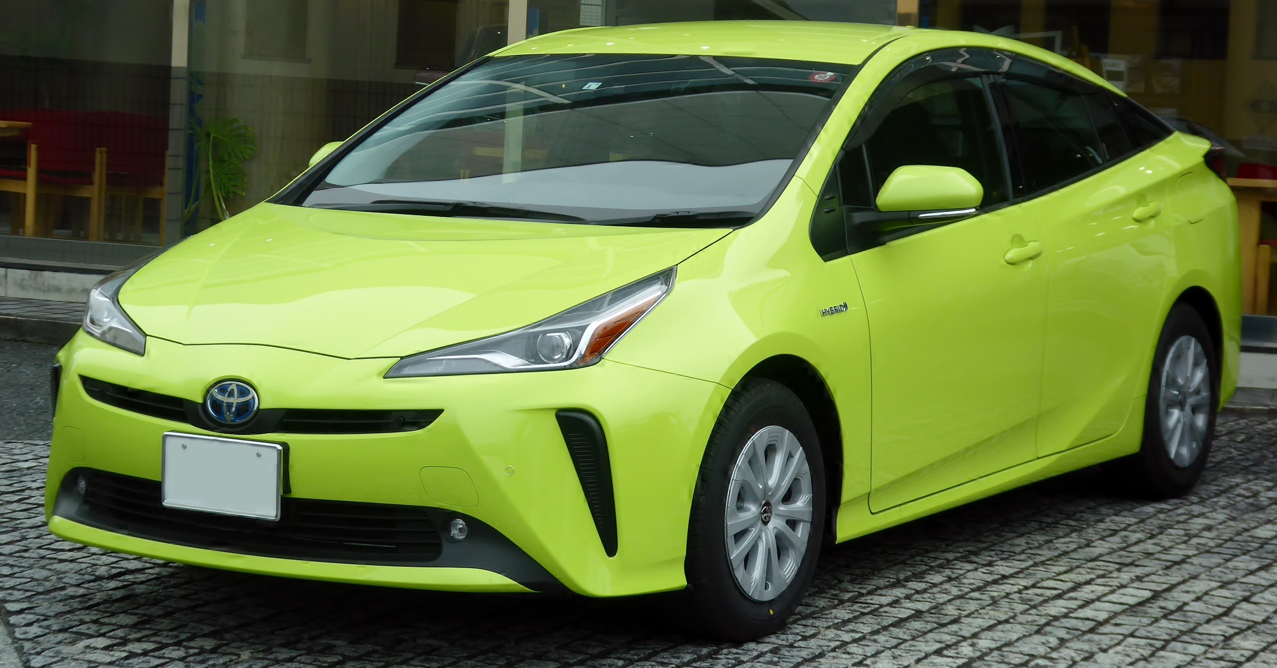 Thay bình ắc quy xe Toyota Prius giá rẻ, bảo hành chính hãng, lắp đặt tận nơi tại Bình Dương